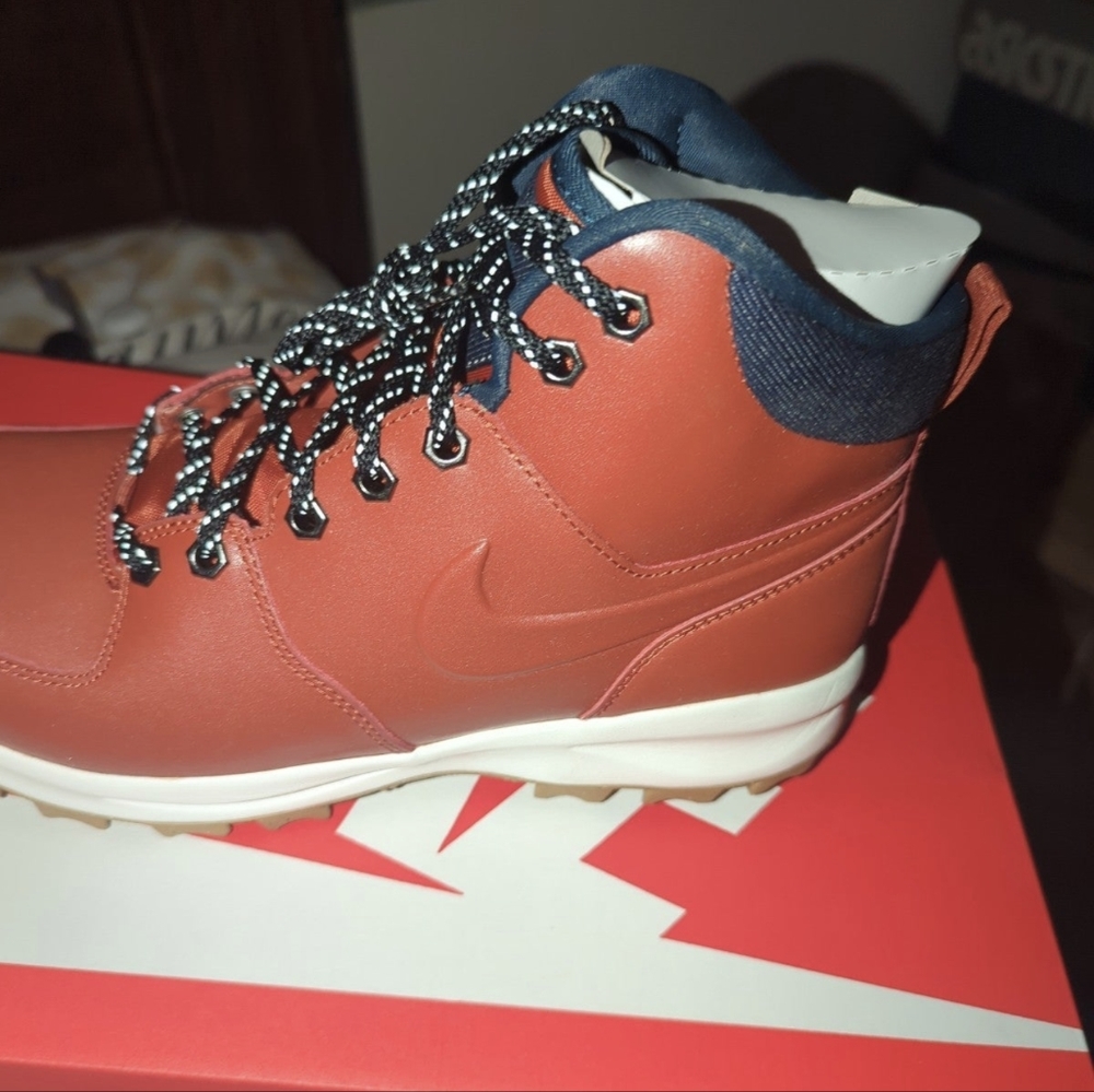 Nike manoa